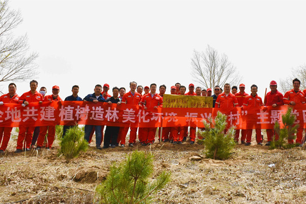 邦達(dá)環(huán)保與長(zhǎng)慶油田第六采油廠聯(lián)合開(kāi)展“企地共建 植樹(shù)造林 美化環(huán)境 振興鄉(xiāng)村”的植樹(shù)主題黨日活動(dòng)